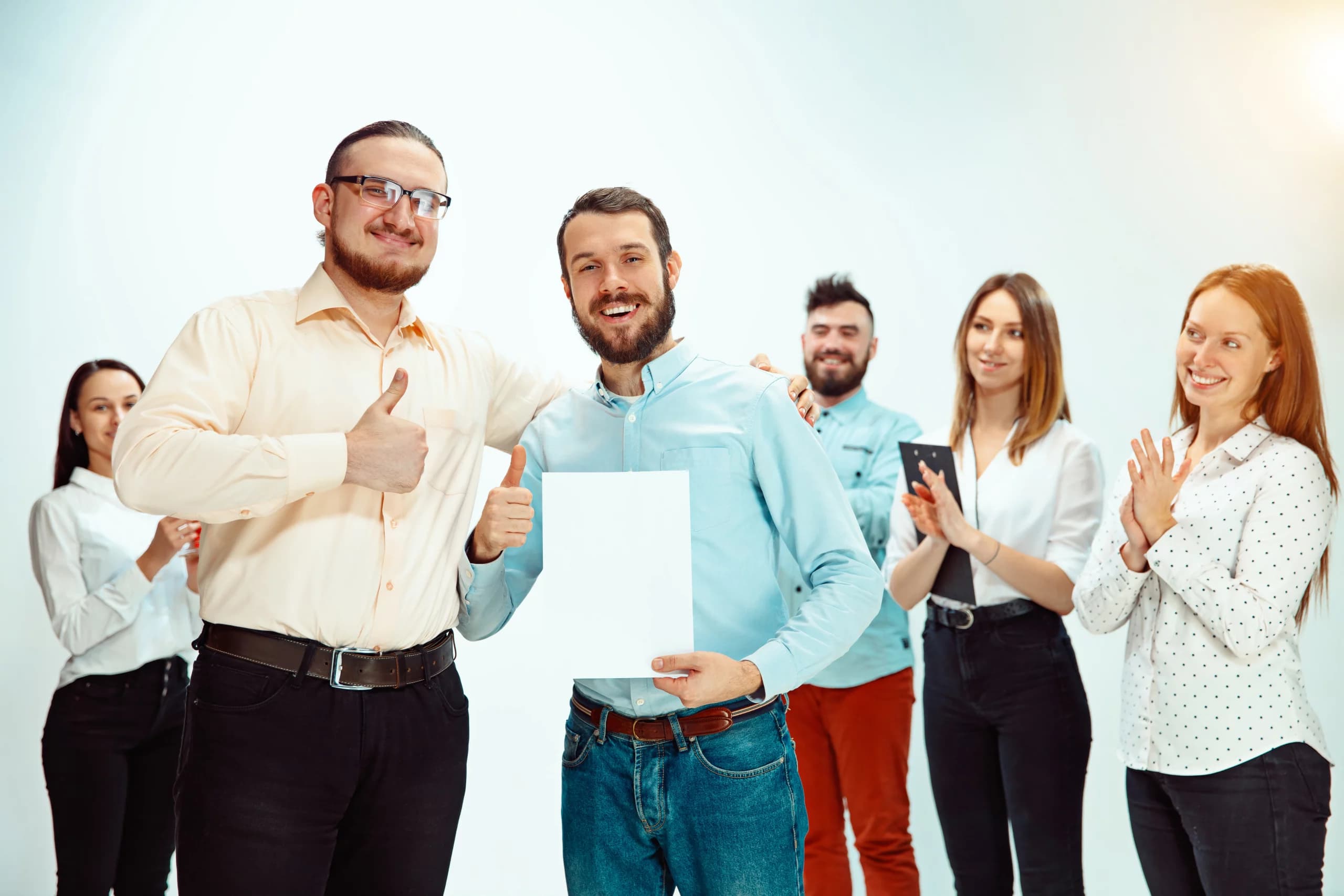 Un responsable approuve et félicite un membre de son équipe après l'obtention de la certification, symbole de qualité pour l’organisme de formation.