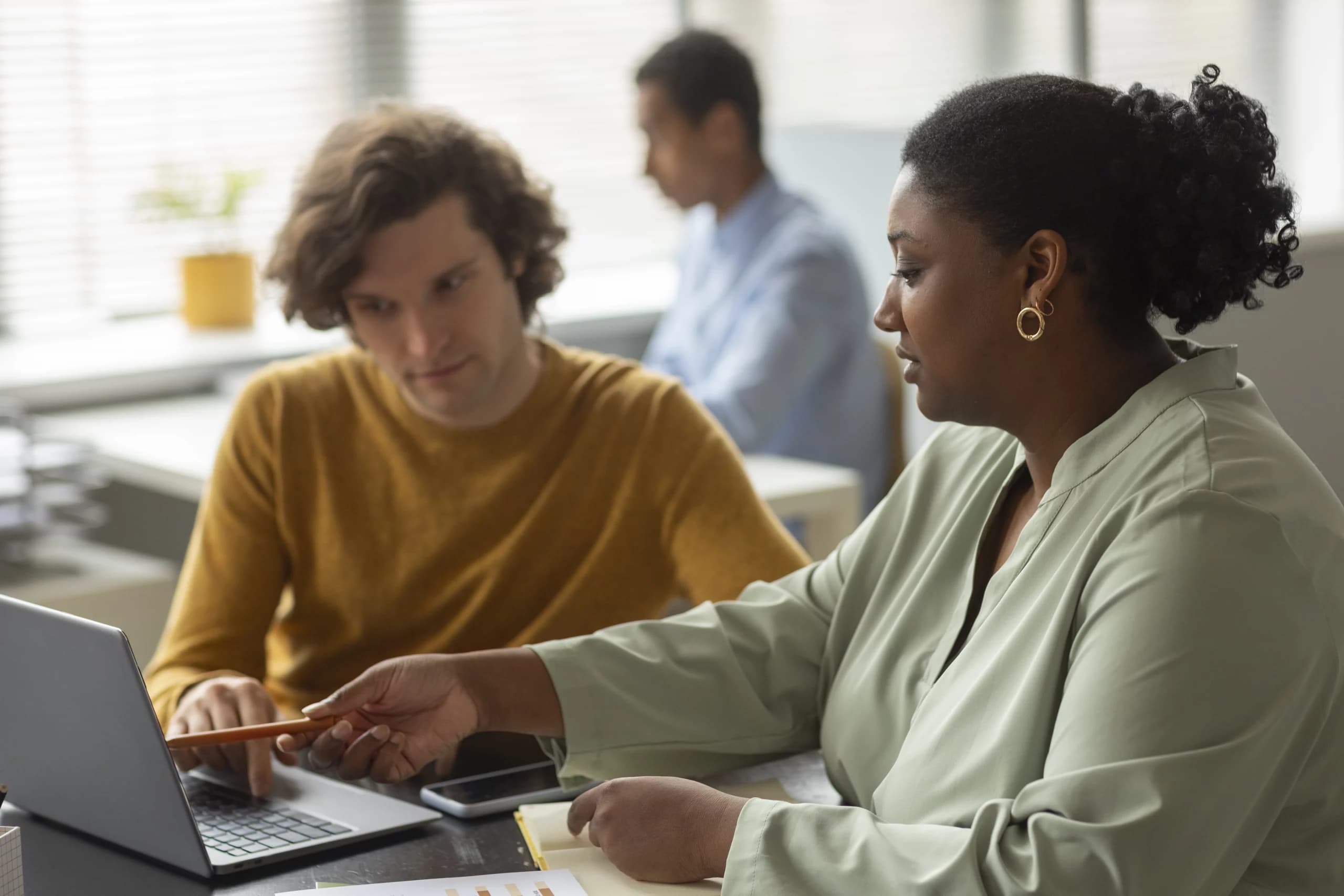 Travail en équipe pour optimiser les processus de certification Qualiopi