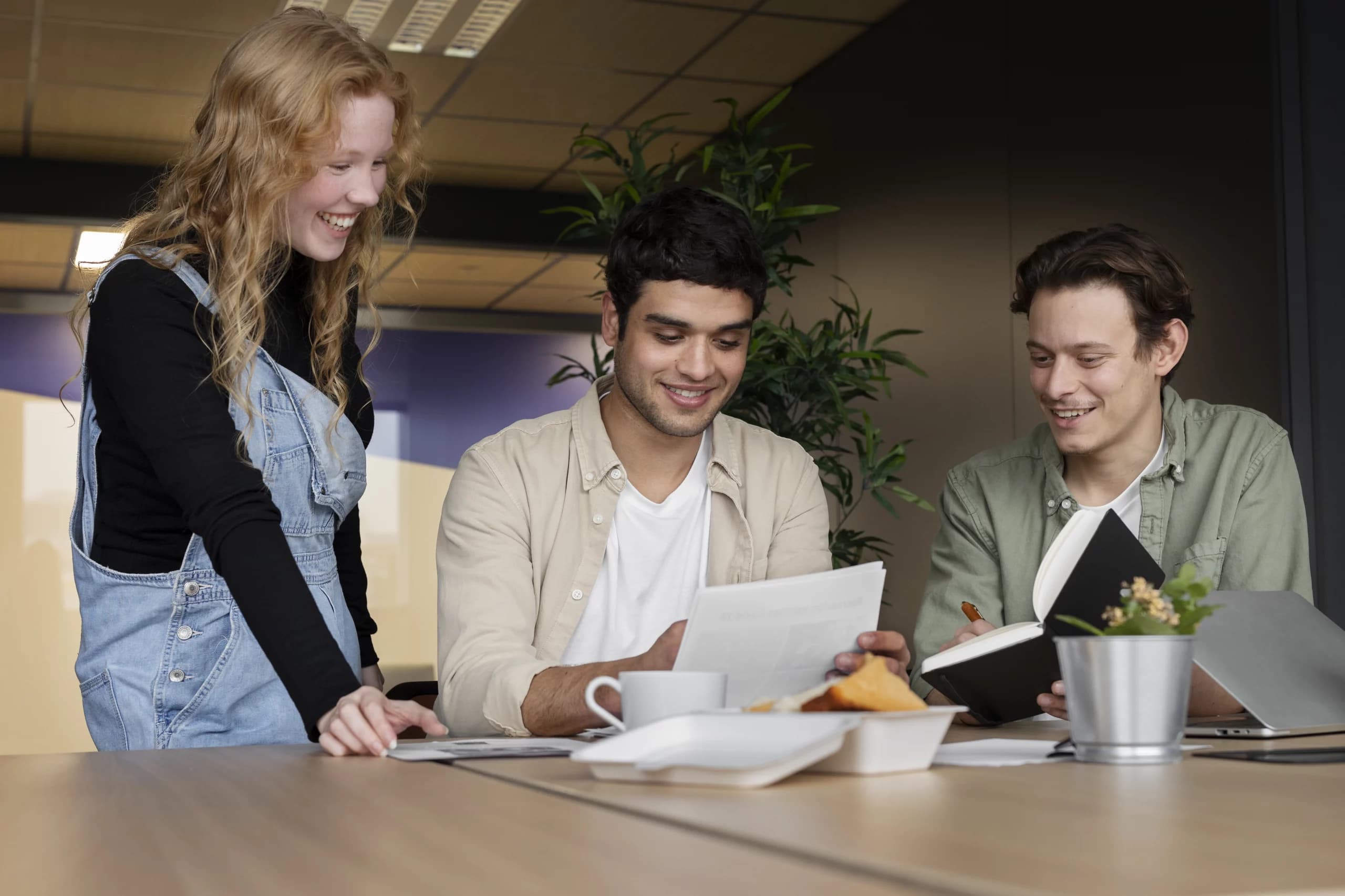 Trois jeunes professionnels collaborent autour d’un projet d’accompagnement à la certification à Nantes.