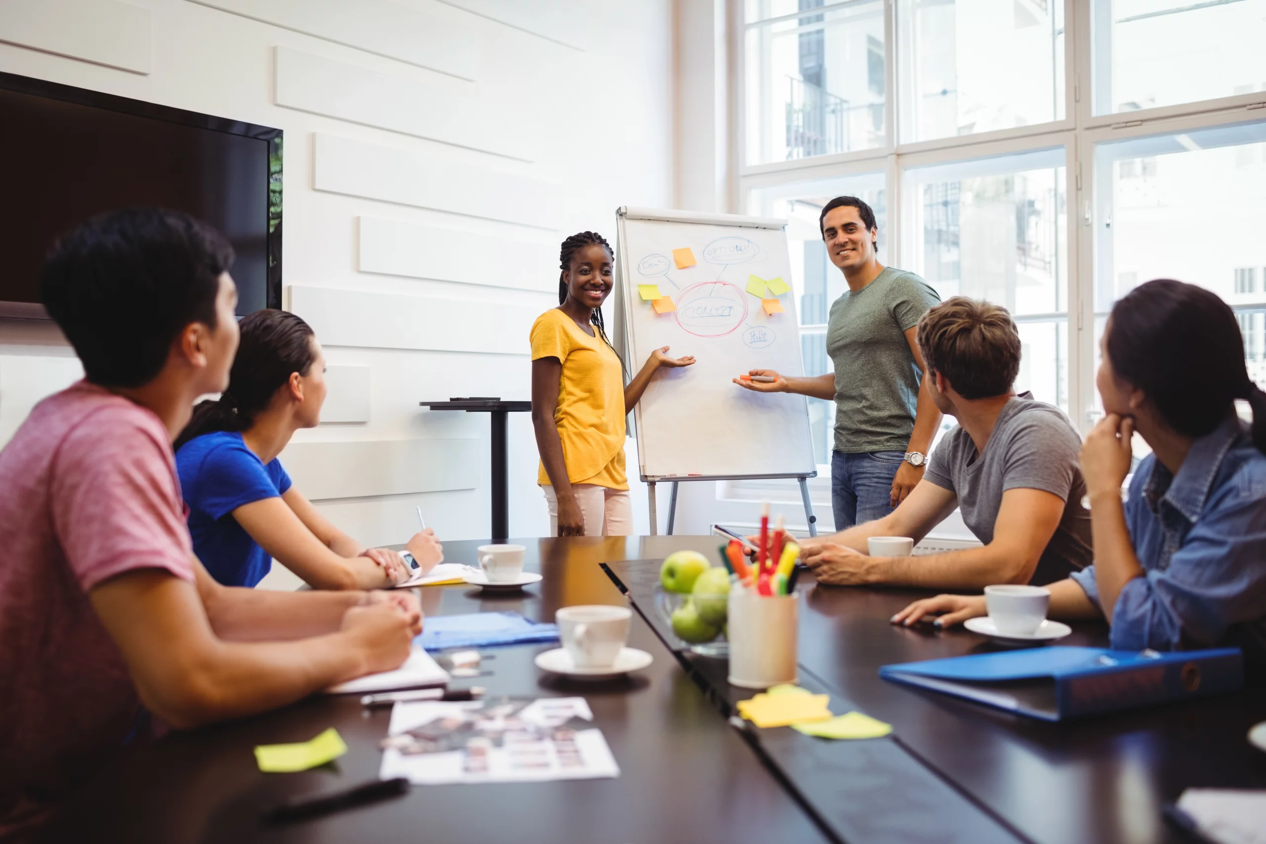 Un formateur et une formatrice animent une session Qualiopi avec un groupe d’apprenants à Rennes.