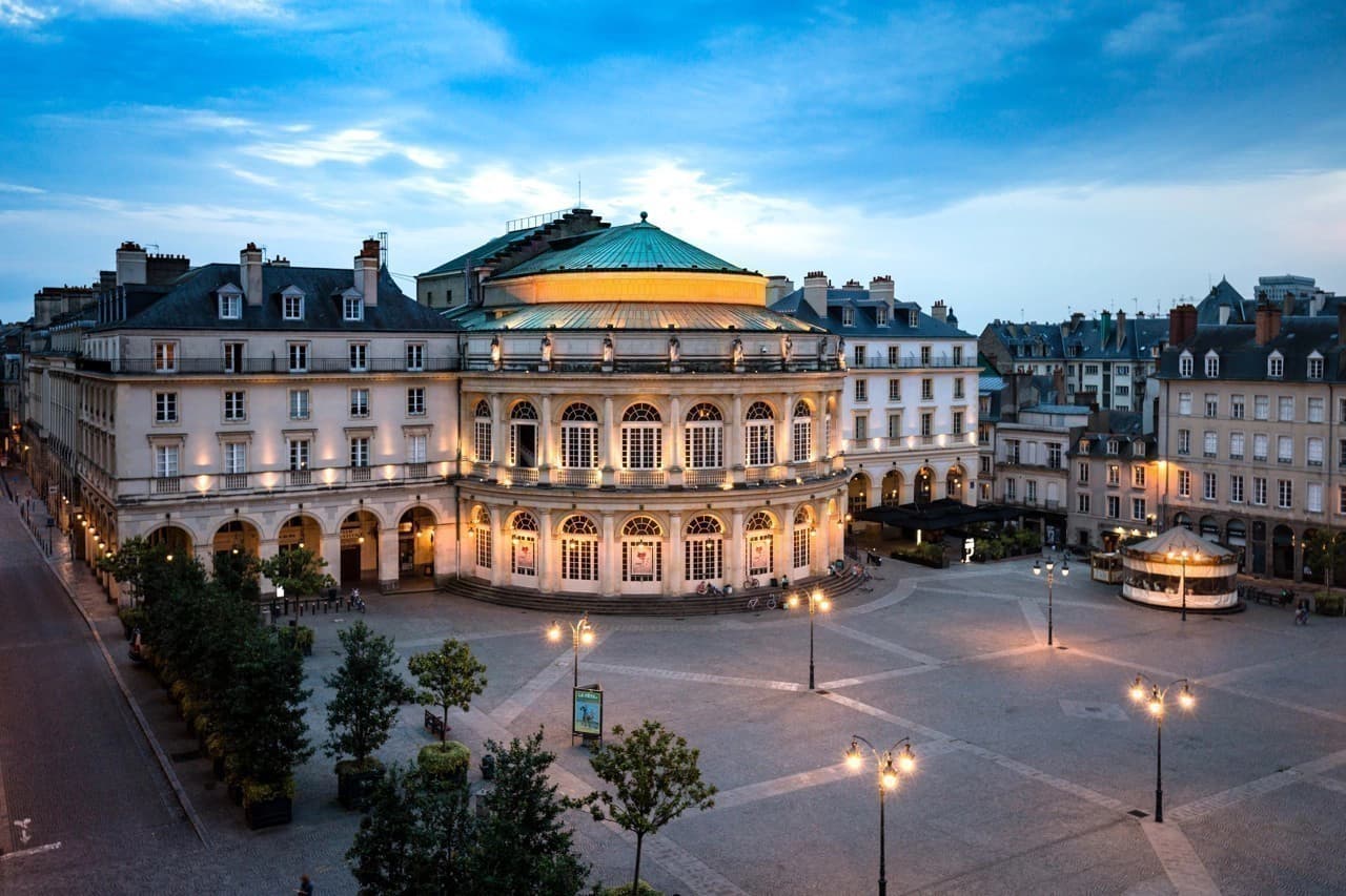 Une équipe en pleine formation Qualiopi à Rennes, échangeant sur les stratégies de développement.