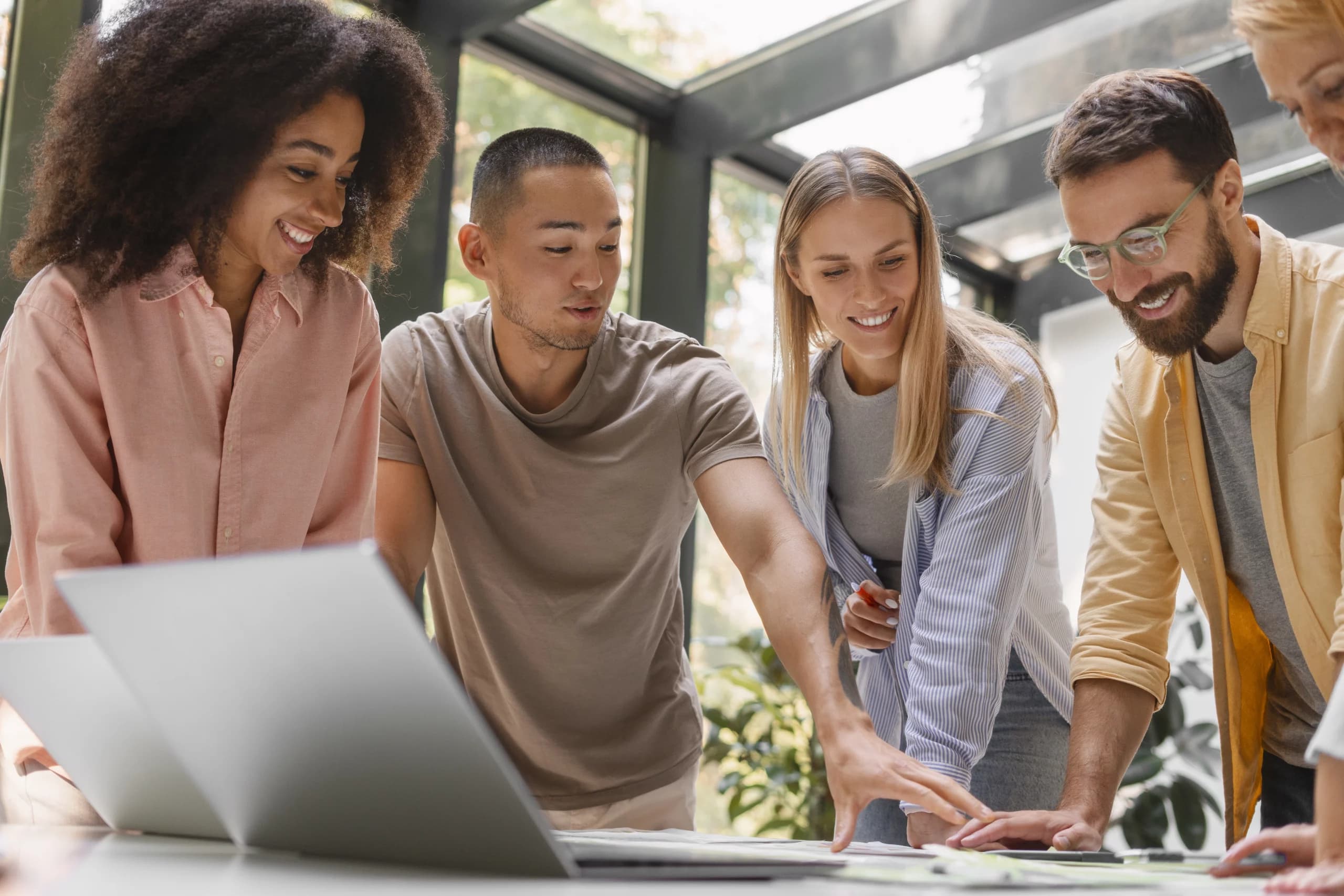 Professionnels collaborant pour réussir l'achat vente d'un organisme de formation avec un accompagnement Qualiopi sur mesure.