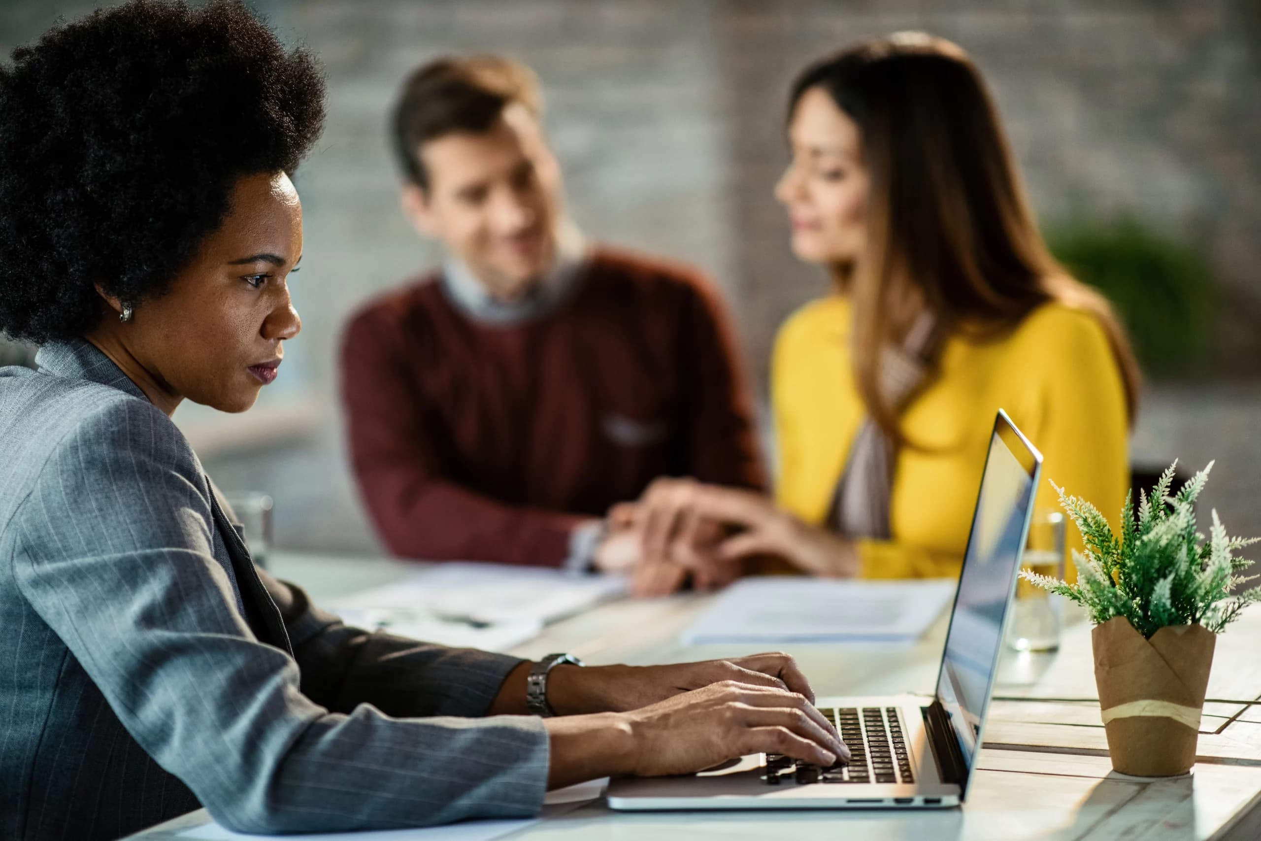 Une experte en pleine rédaction pour un accompagnement Qualiopi dédié à l'achat vente d'un organisme de formation.