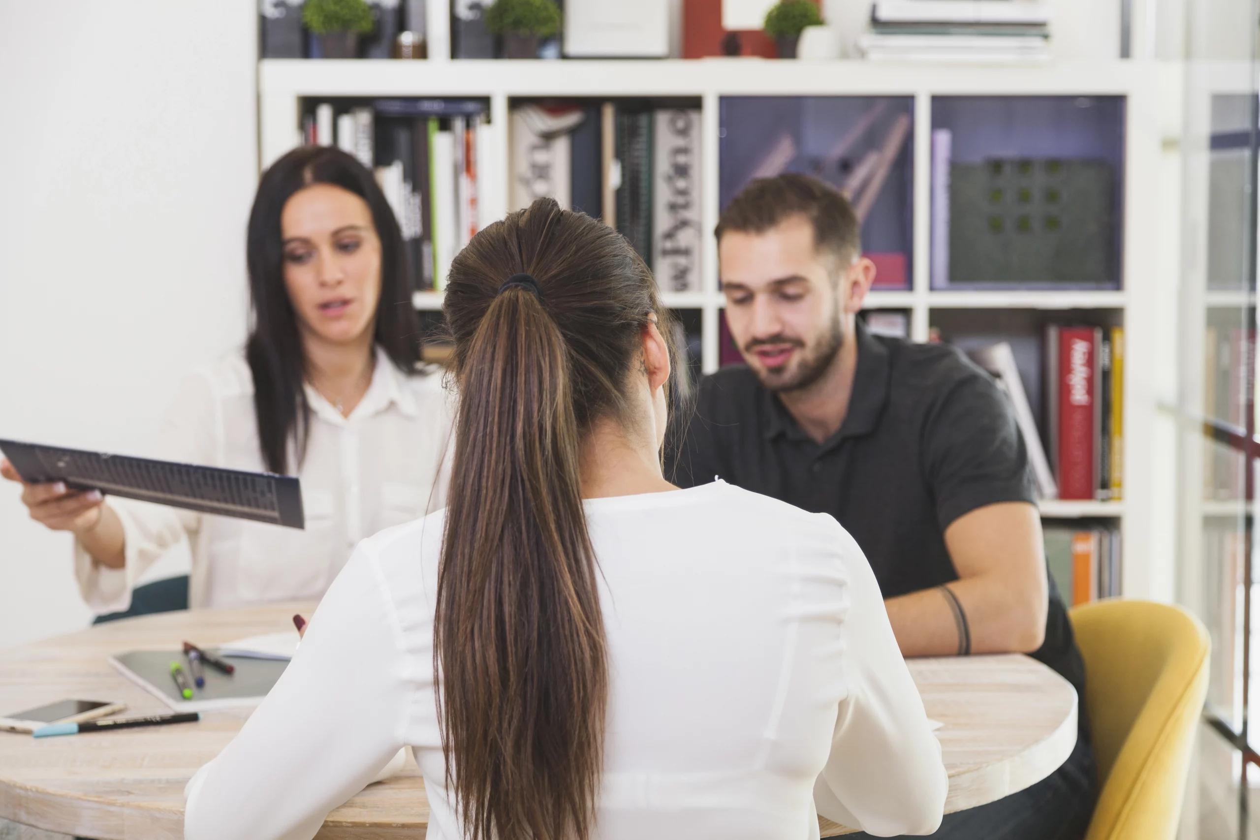 Groupe de professionnels en pleine réunion de travail pour se préparer à une certification à Ajaccio
