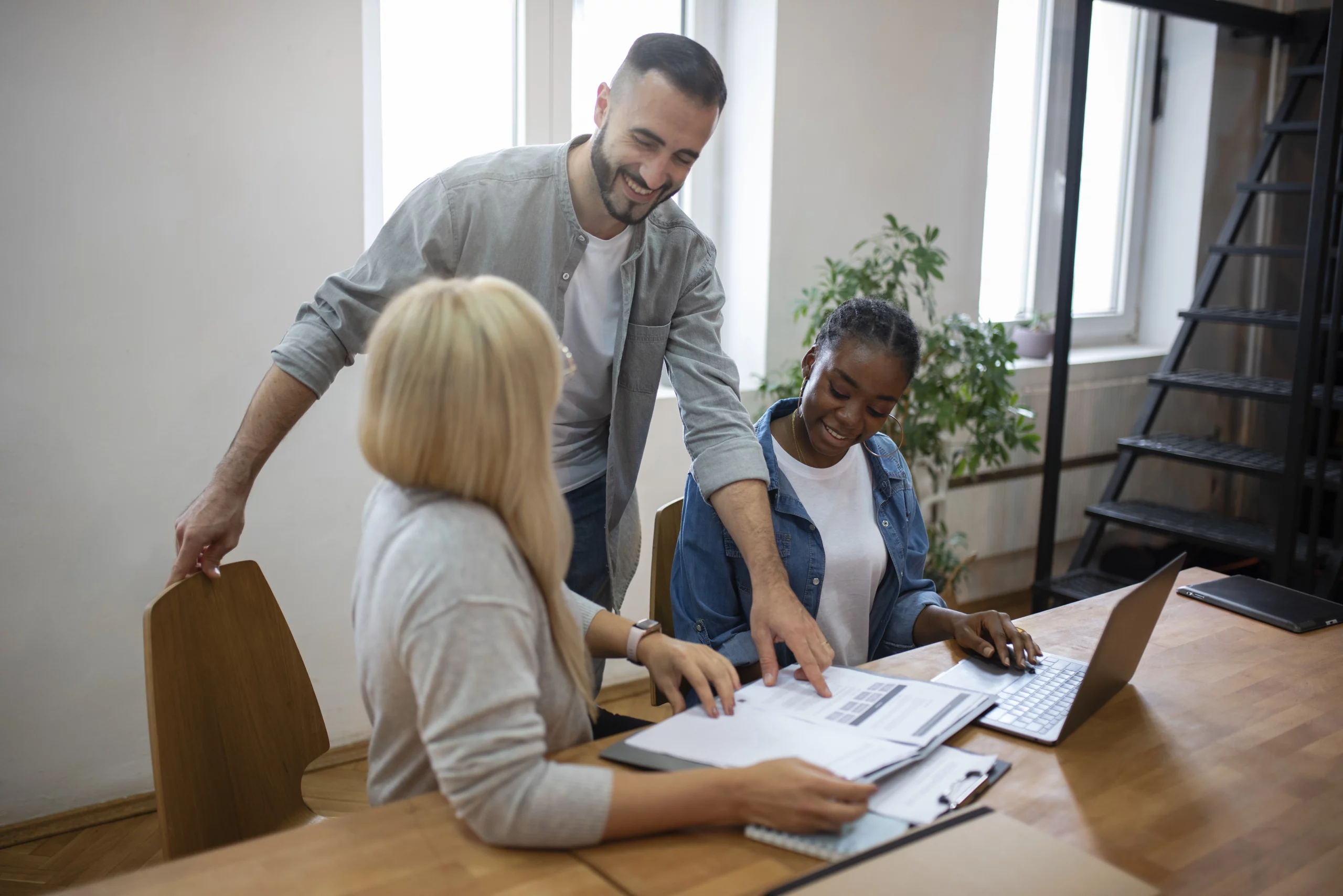 Groupe de professionnels en pleine réflexion autour de documents pour préparer leur certification Qualiopi en Corse