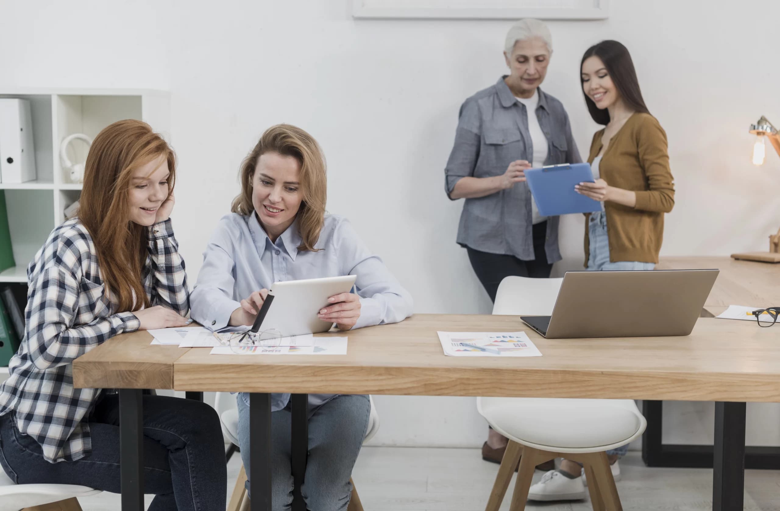 Une équipe coordonne un accompagnement Qualiopi pour garantir la certification d’un organisme multisites