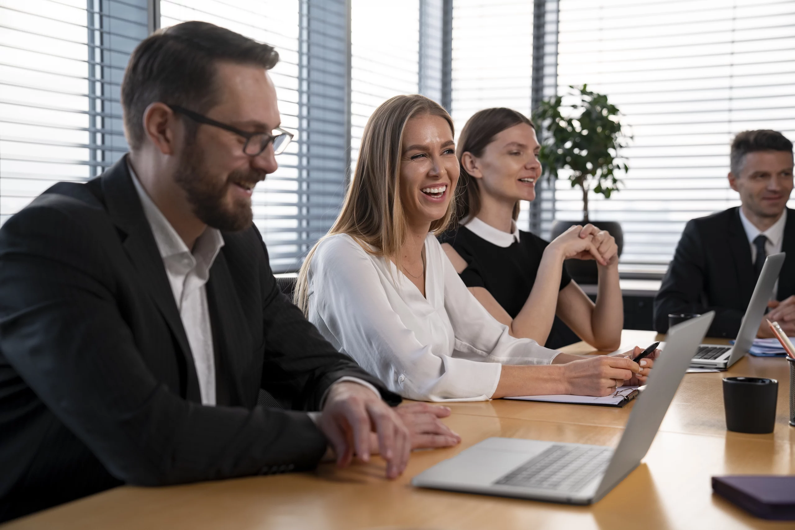 Professionnels en réunion préparant un accompagnement Qualiopi pour un organisme de formation