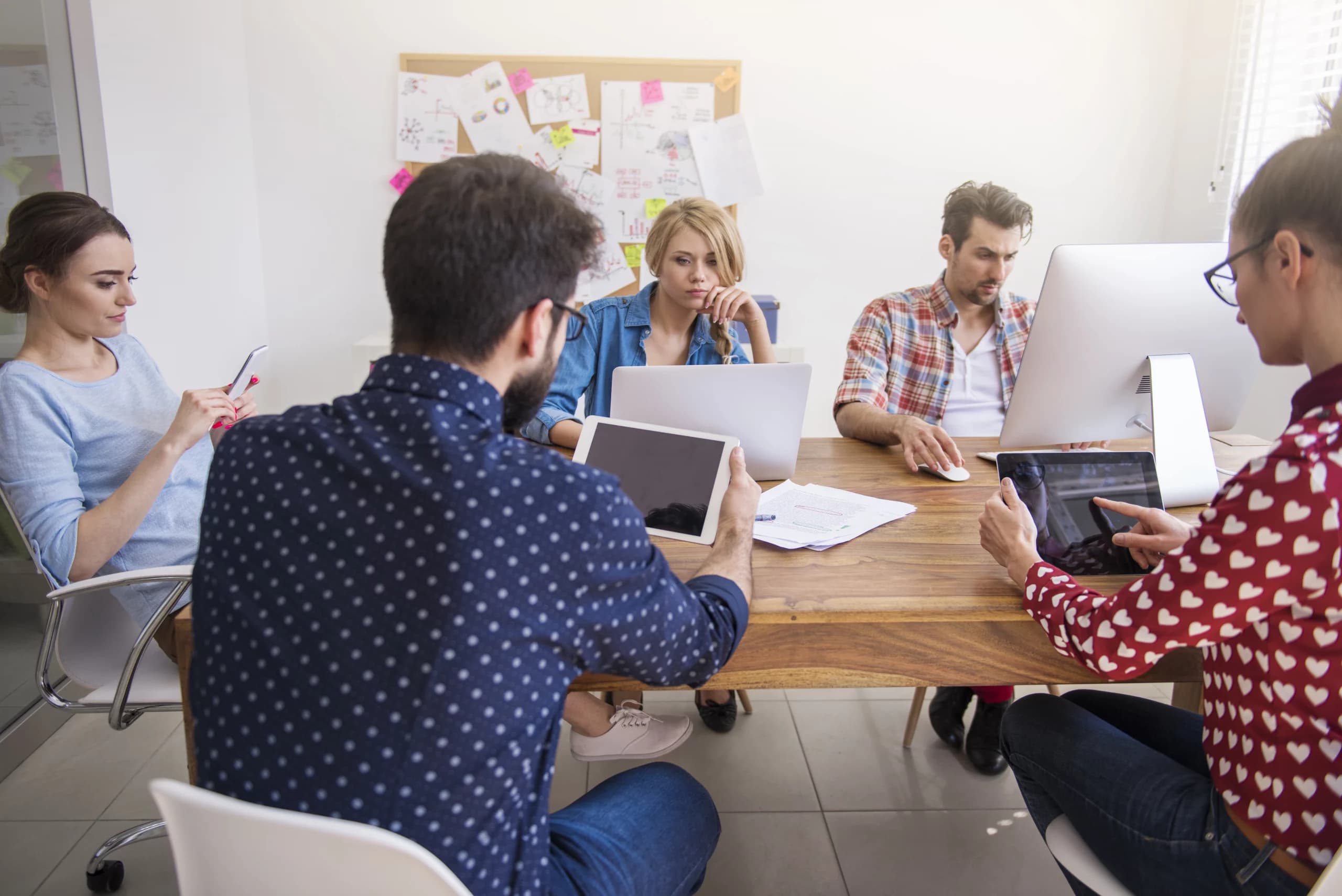 Équipe d’indépendants et de formateurs en réunion autour d’un projet Qualiopi à Essonne