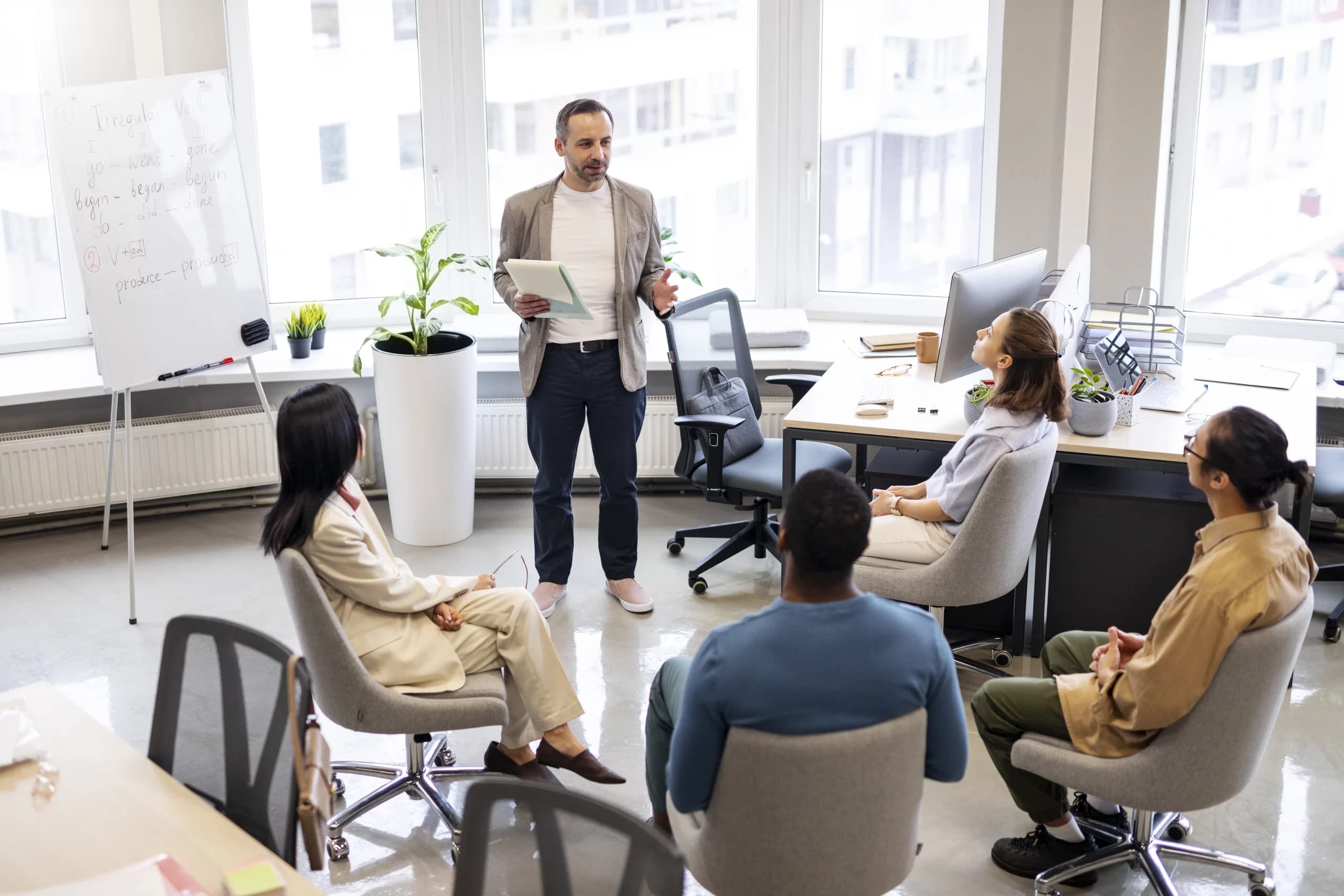 Groupe de collaborateurs discutant du financement de la certification Qualiopi