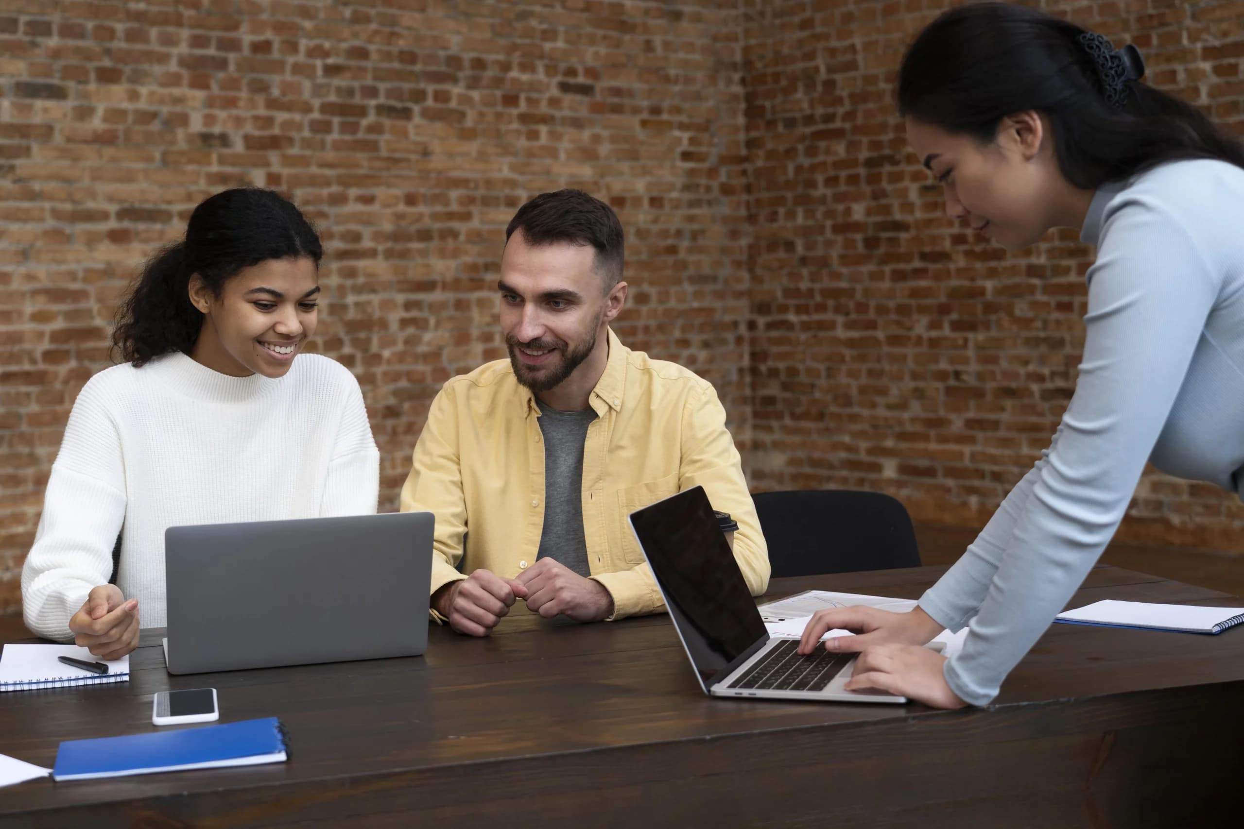 Équipe en réunion pour un accompagnement à la certification Qualiopi à Angers