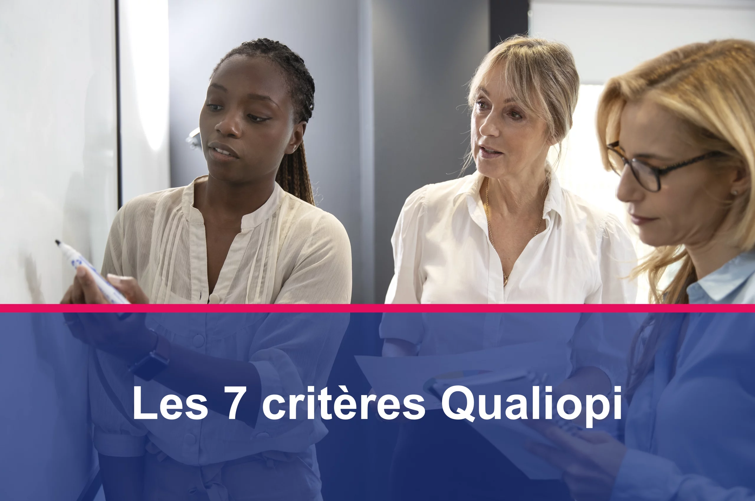 Une formatrice présente les éléments clés des 7 critères Qualiopi à ses collègues.