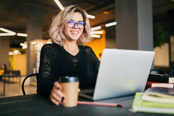 Formatrice en numérique suivant un accompagnement Qualiopi personnalisé avec Docteur Certif