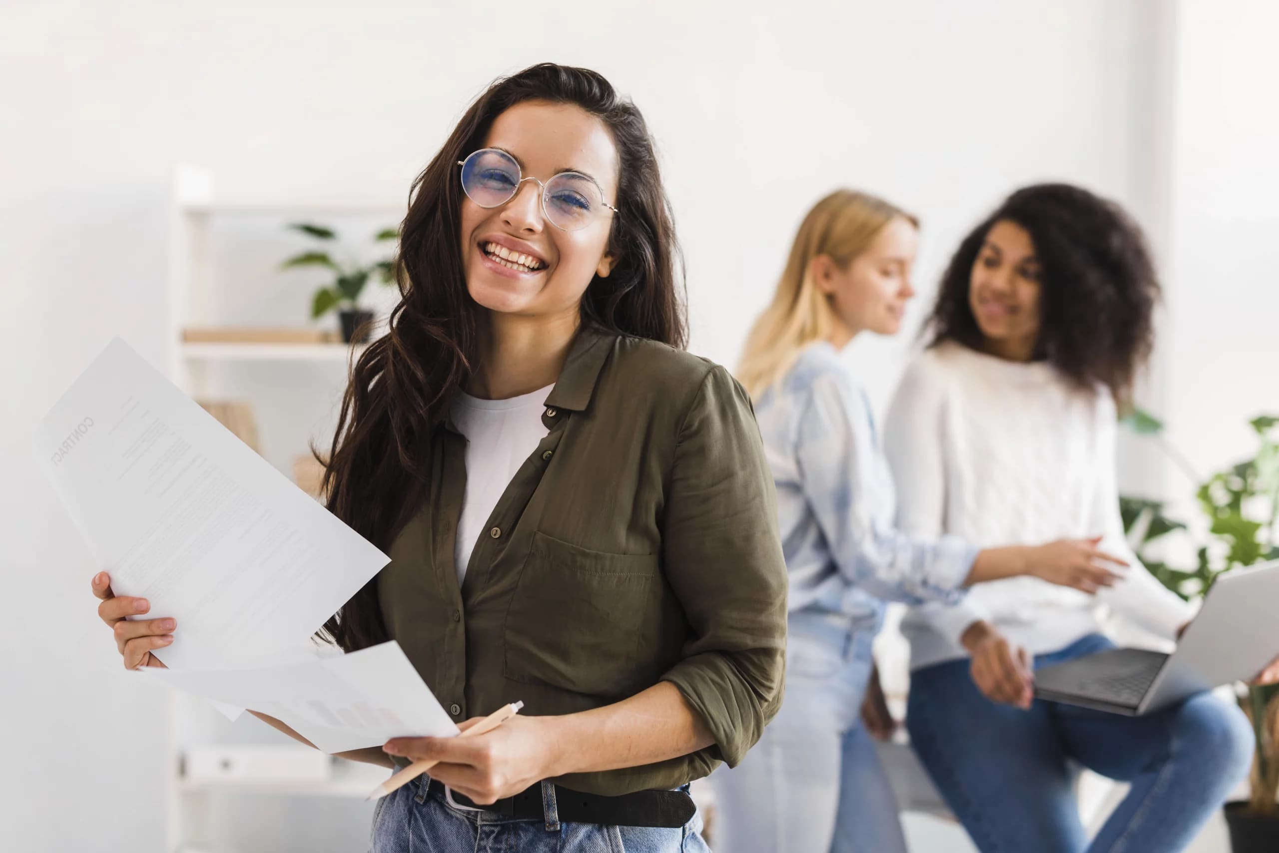 Une formatrice indépendante préparant ses documents Qualiopi avant l’audit de certification.